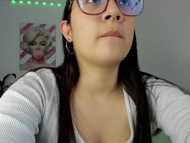 Freechat rouse-red on BongaCams