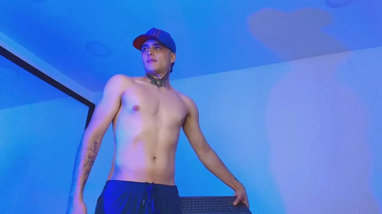 Tyler_toroo on Cam4 