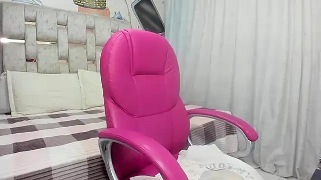 EMMA_SWEETT1 on StripChat 