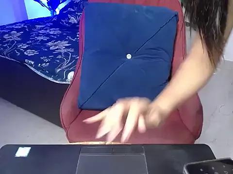 Freechat Little_queenn on StripChat